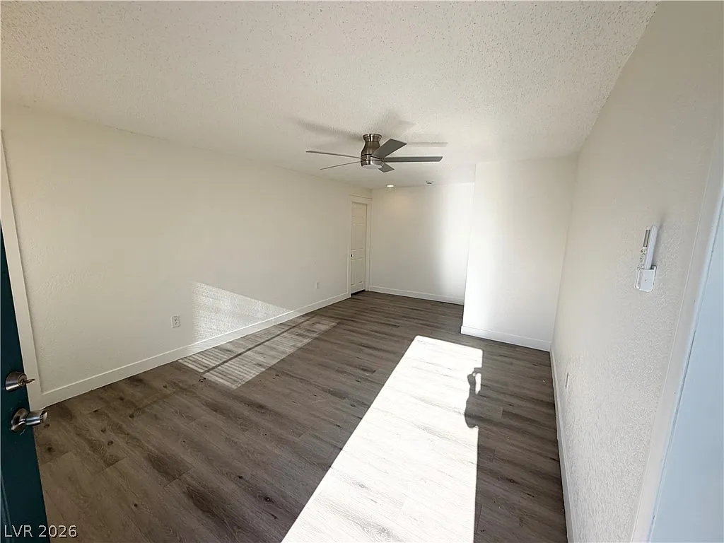 3 bed, 1.0 bath, 1120 sqft, $1,590 — Photo 3