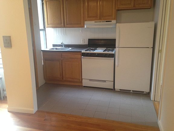 4th image of 422 E 116th St APT 4