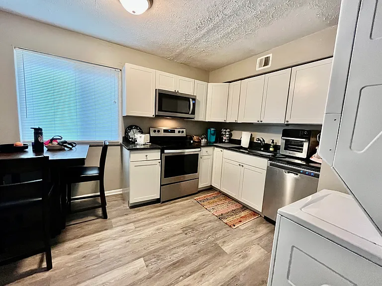 1235 Summit St #B — Photo 6