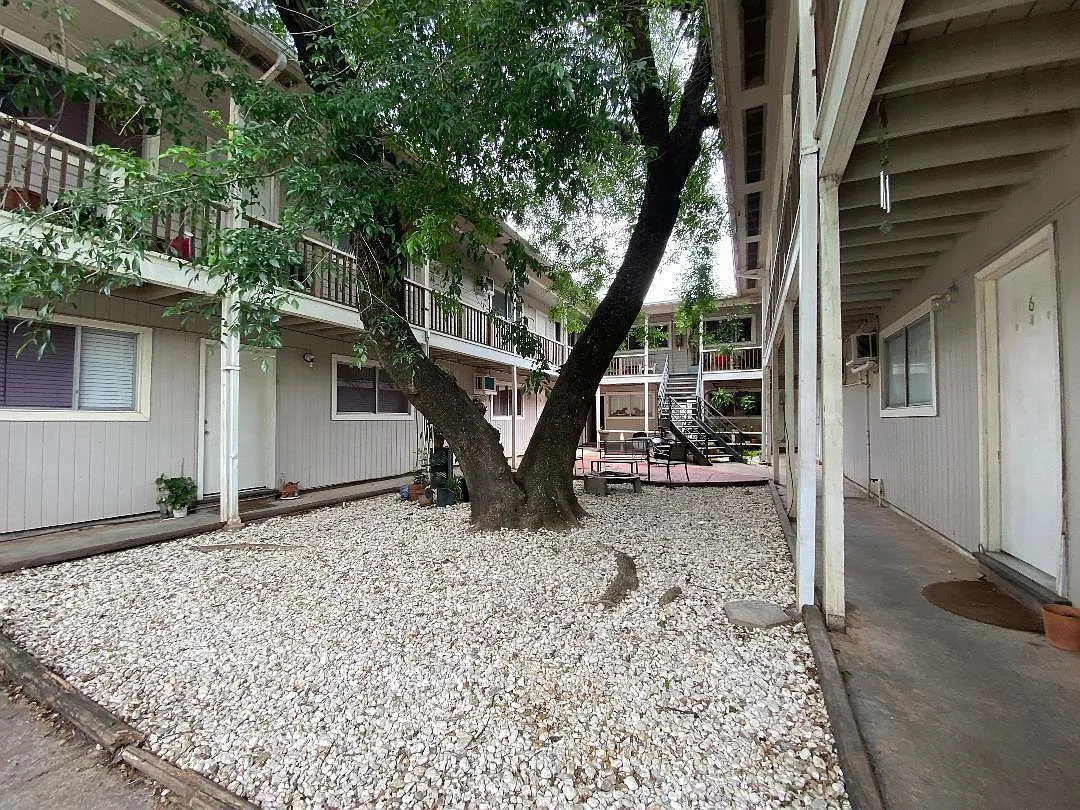 1 bed, 1.0 bath, 7860 sqft, $900 — Photo 2