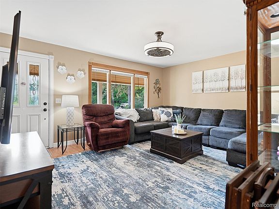 3rd image of 4855 Cecelia Ann Ave