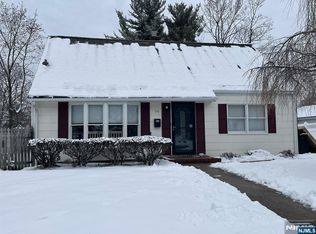 54 Pine St, Midland Park, NJ 07432