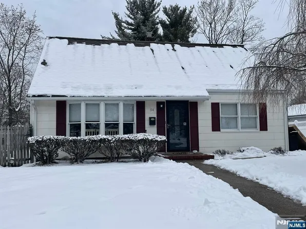 54 Pine St, Midland Park, NJ 07432