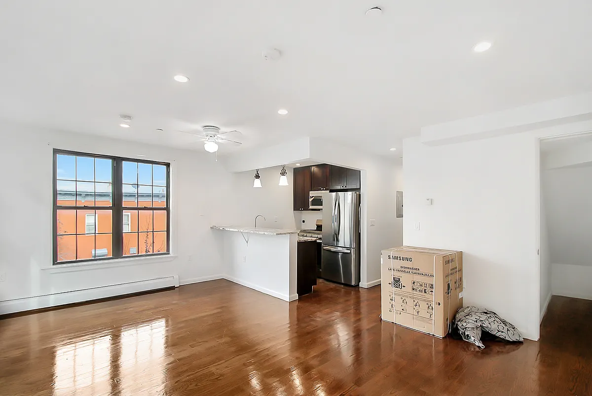 Building Photo - 114 Utica Ave #2