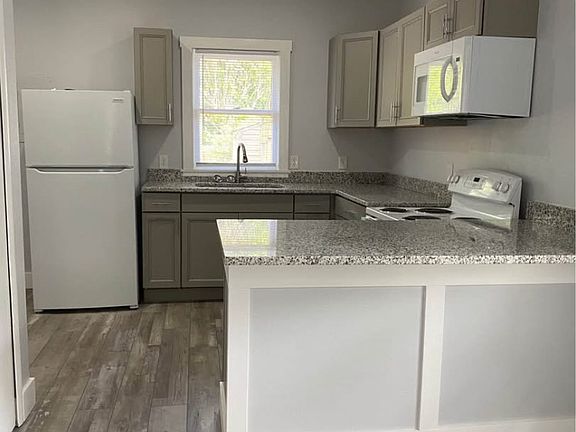 4th image of 215 Holly Ave