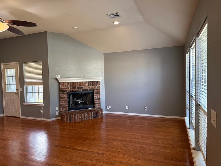 11705 S Fir Ave — Photo 2