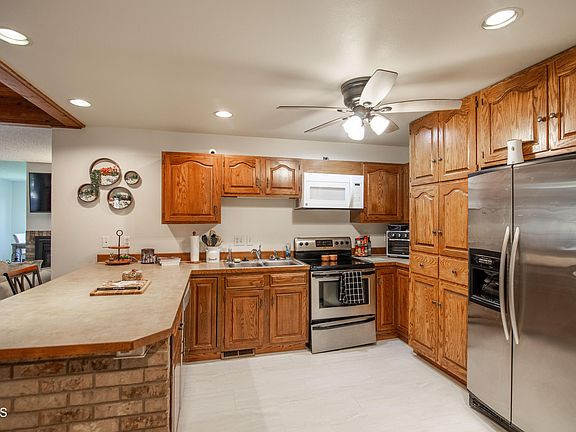 5th image of 414 E Brandon Dr