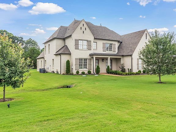 3rd image of 385 Magnolia Ln