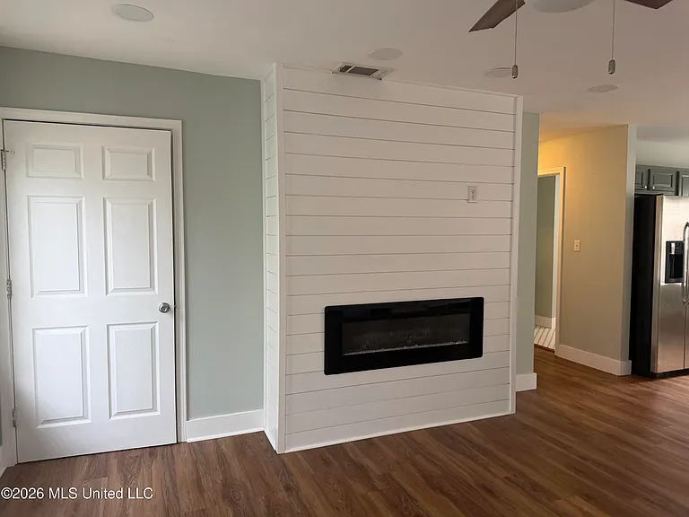 412 Robert St — Photo 2