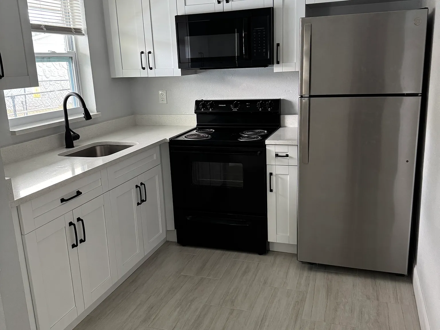 Palm Court Apartments — Photo 2