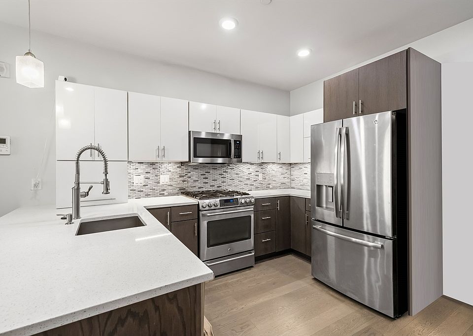 1st image of 18 Cliveden St Unit 406W