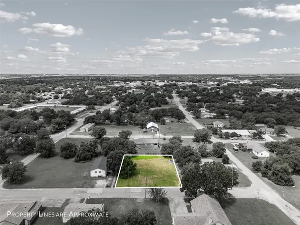 Pullen St, Mc Gregor, TX 76657