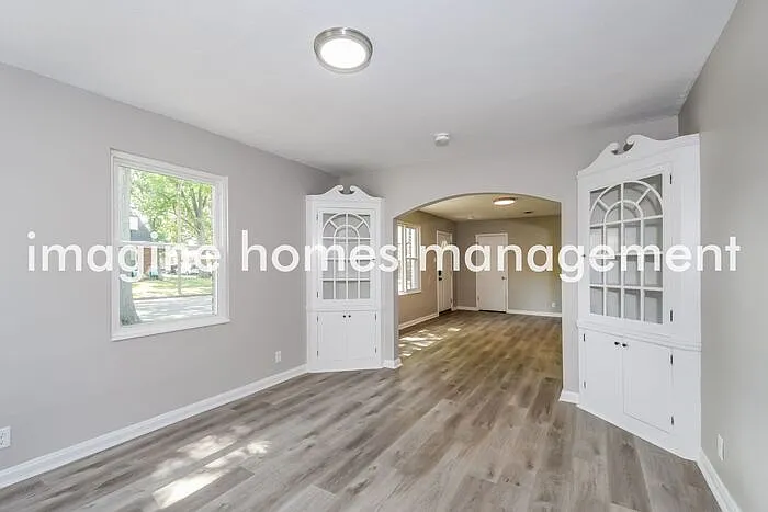 3 bed, 1.0 bath, 1302 sqft, $2,075 — Photo 3