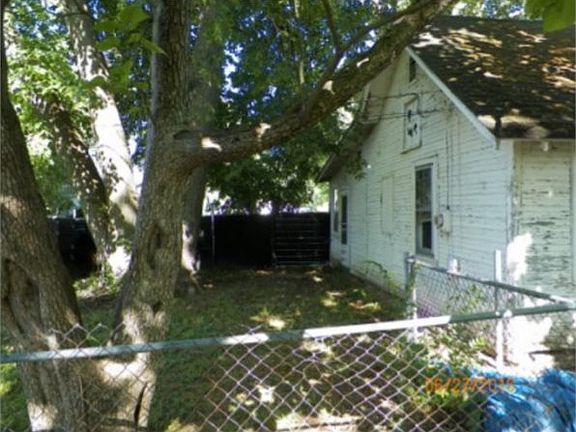 4th image of 425 E Dartmouth Ave