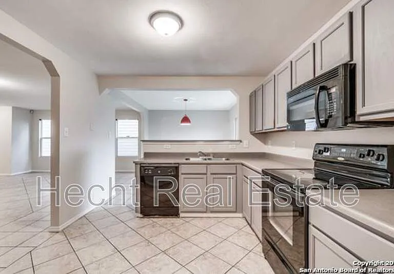 210 Mallow Grv — Photo 2