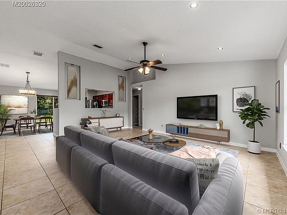 2nd image of 358 SW Tulip Blvd