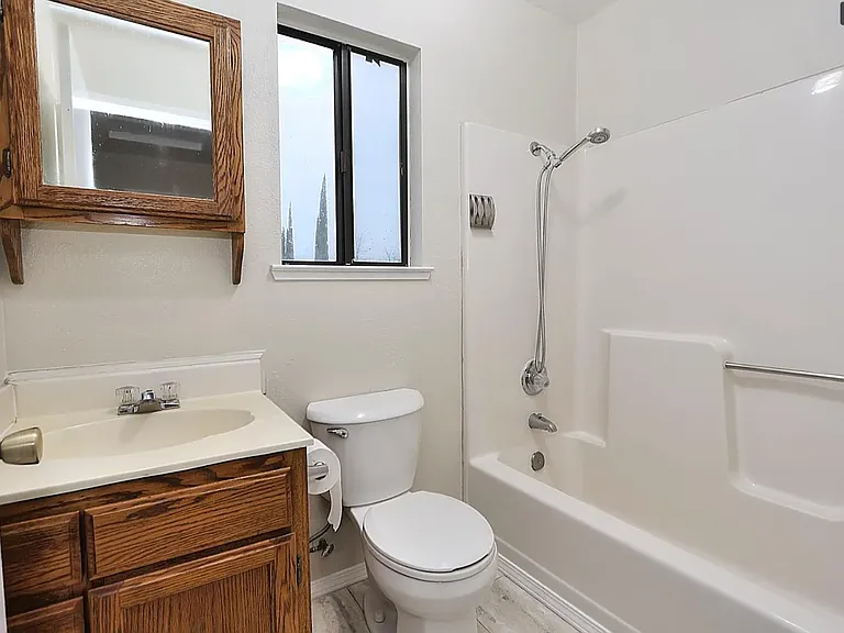 1460 Hickory St — Photo 15