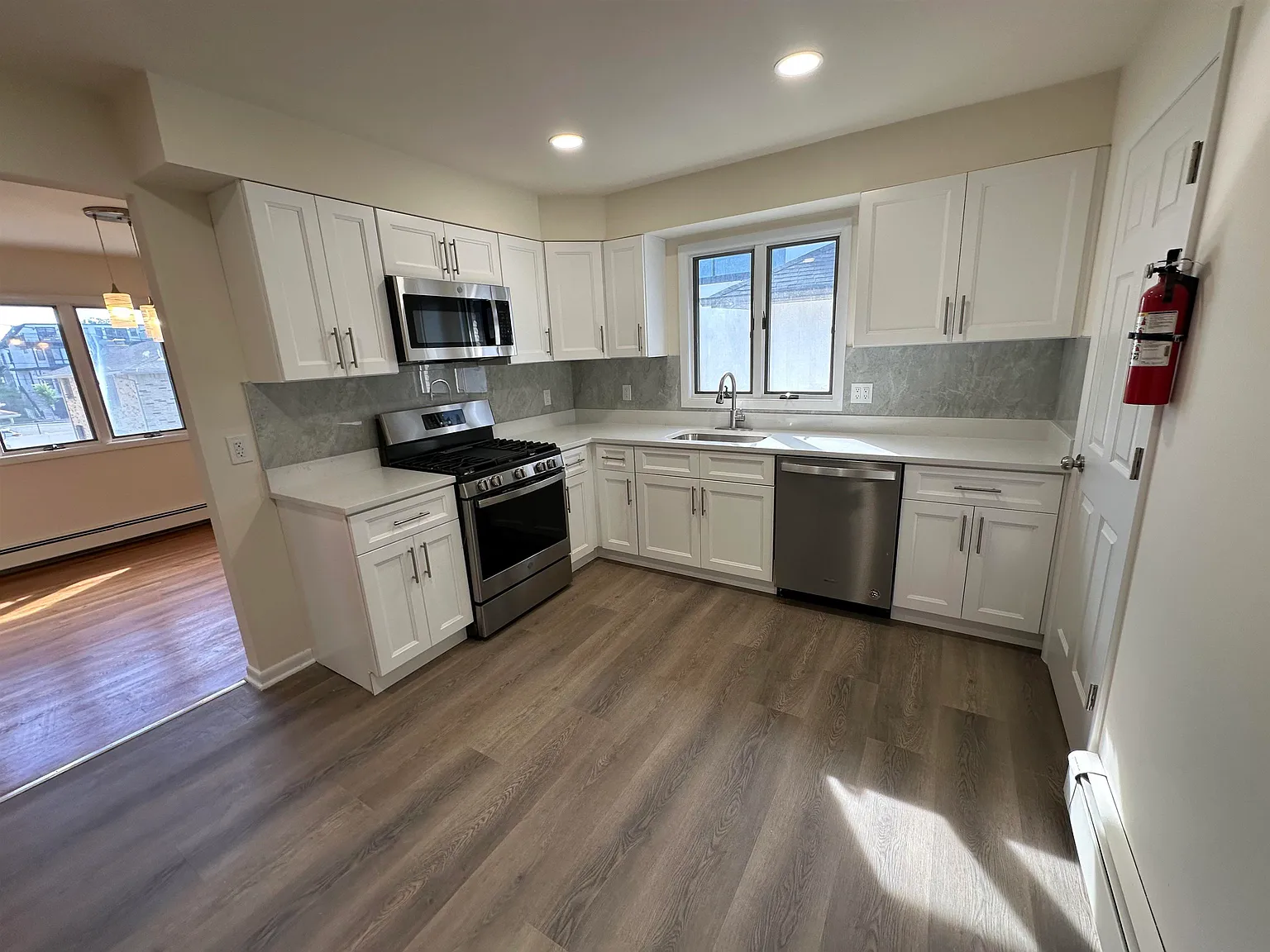 3 bed, 2.0 bath, 1250 sqft, $3,995 — Photo 3