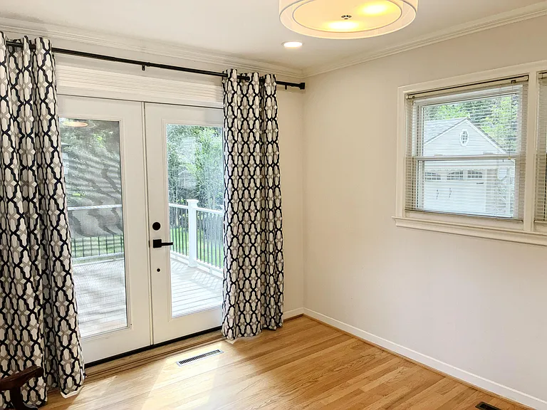 906 Putney St — Photo 22