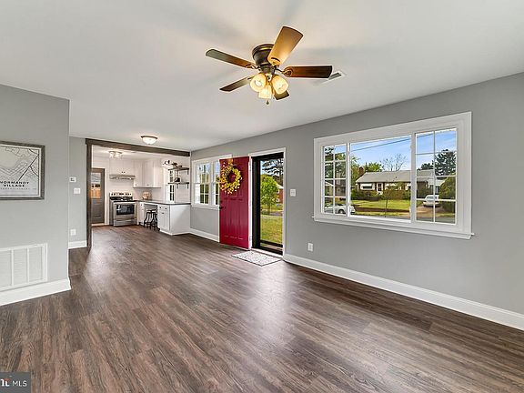 5th image of 606 Woodford St