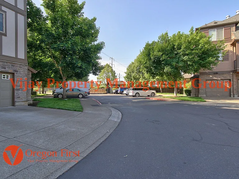 825 NE Wheelock Pl — Photo 35