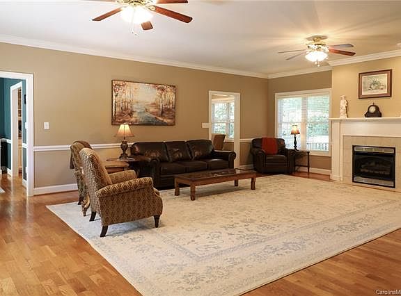 5th image of 1011 Barrington Dr NE