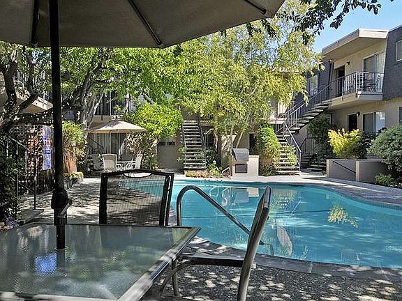 3rd image of 3615 Greenlee Dr APT 17