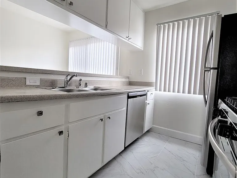 1436 S Centinela Ave — Photo 18
