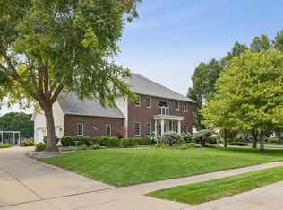 5904 Louis Ct, Davenport, IA 52807