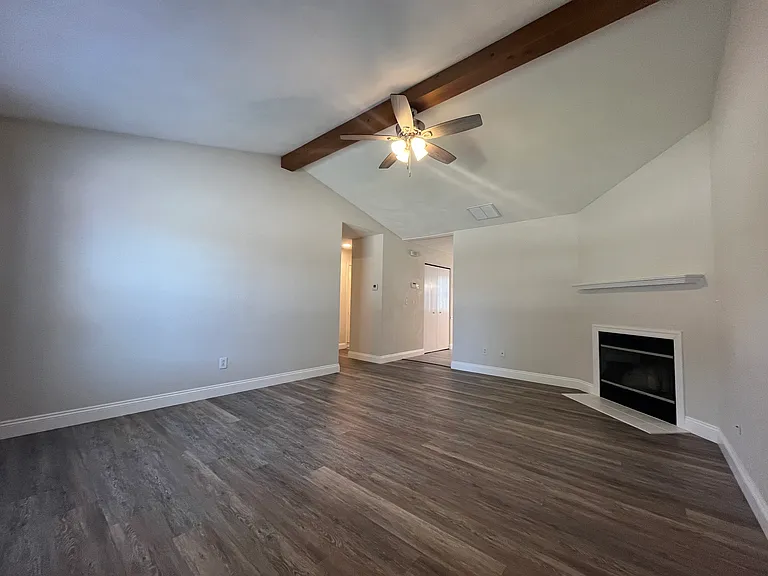 911 Terrace Ct — Photo 2