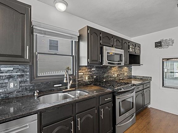 4th image of 208 Lake Shore Dr