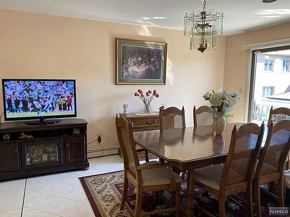 4th image of 385 Kamena St APT 2E