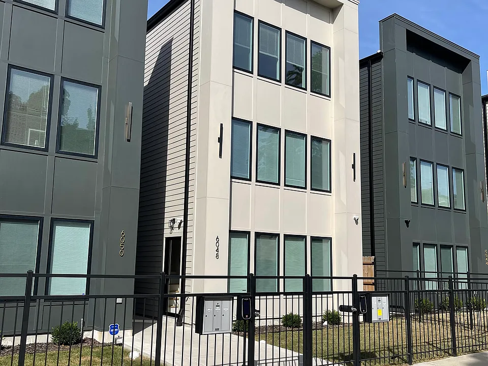 6048 S Eberhart Ave #3
