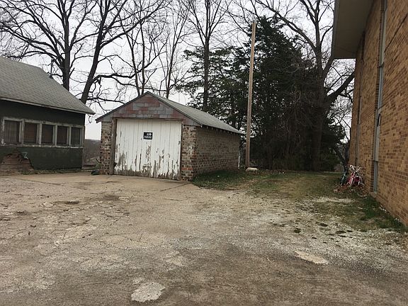 3rd image of 106 N Linn St