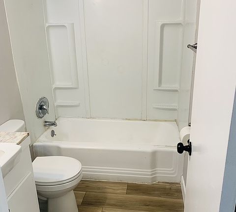 Newly reglazed full bathroom