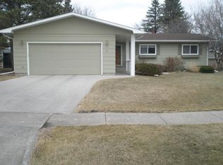 42 Meadowlark Ln N, Fargo, ND 58102