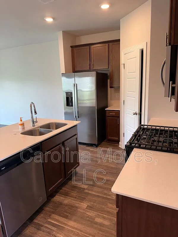 3 bed, 2.5 bath, 1597 sqft, $1,650 — Photo 3