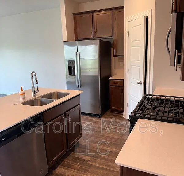 206 Telford Dr — Photo 3