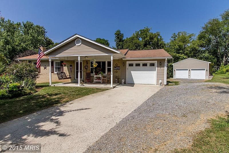 Gorgeous Rancher with Oversized Detached Garage!
