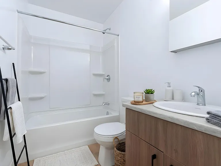 1643 Henderson Hwy — Photo 5