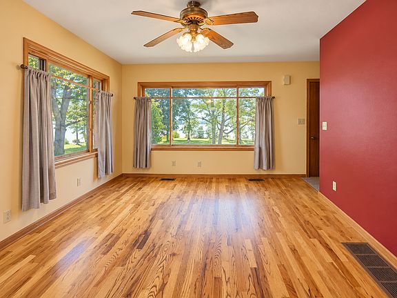 3rd image of 576 Kelly Rd