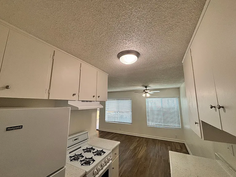 University Terrace Apartments — Photo 9