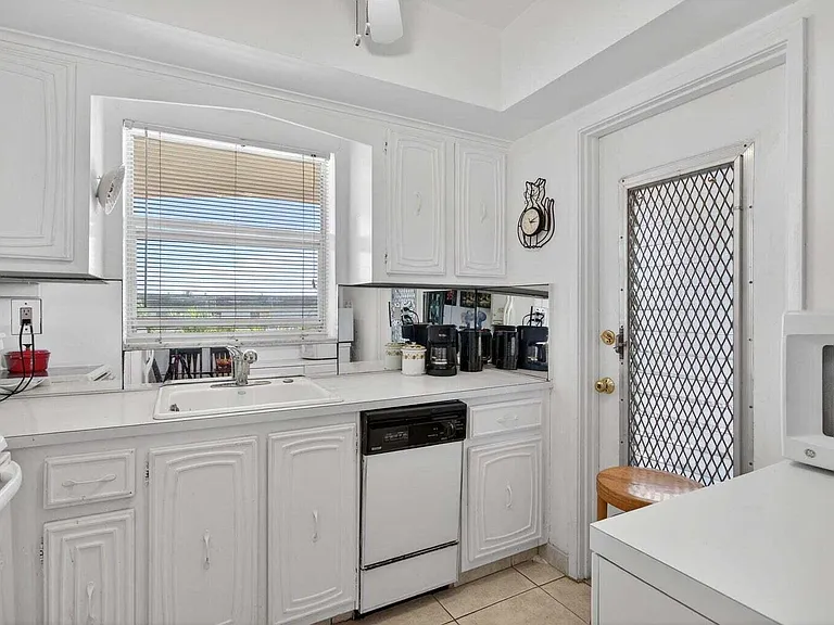 100 SE 6th Ave #303 — Photo 17