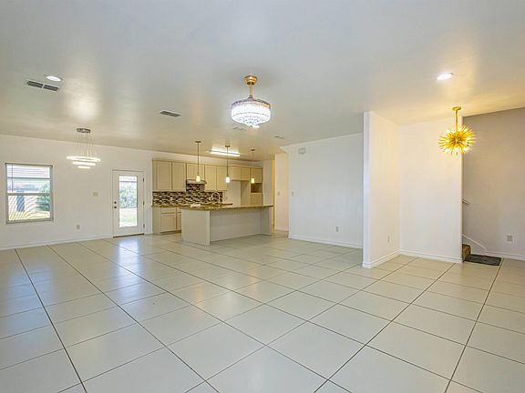 4th image of 216 John Irving Dr