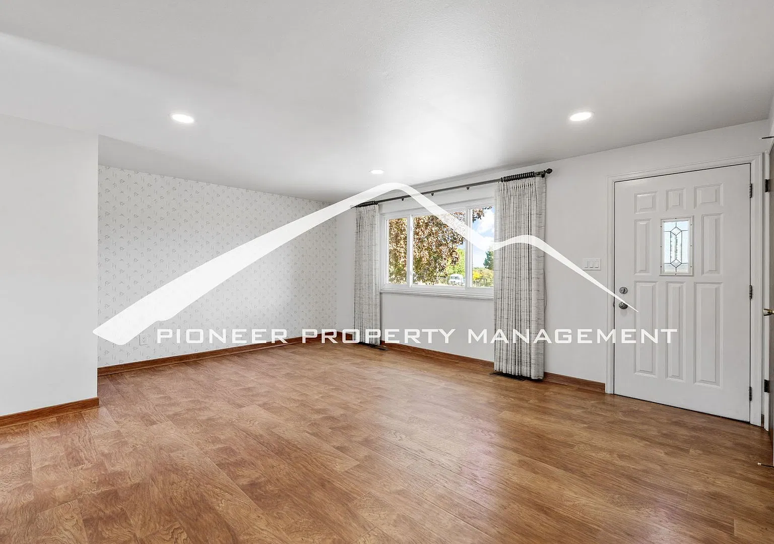 Spacious Ranch Home with Finished Basement, 1 Car Garage and Fully Fenced Backyard — Photo 3