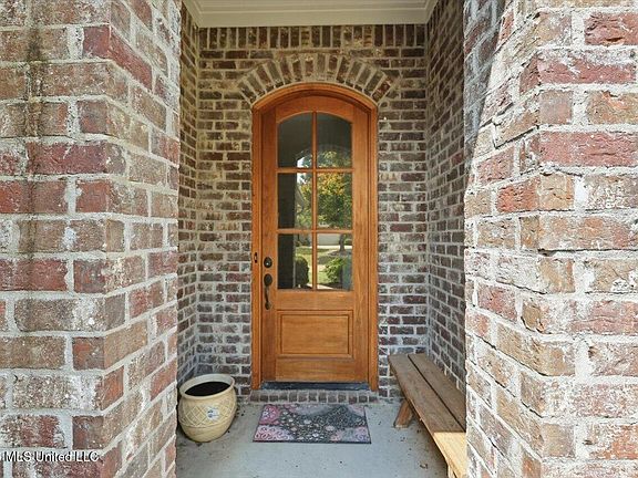 5th image of 141 Hampton Pl