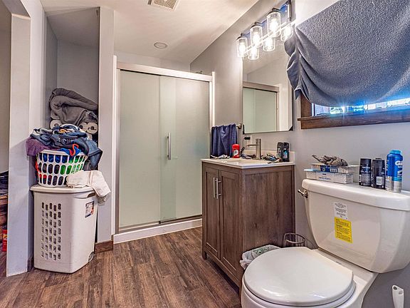 5th image of 605 W Avenue F