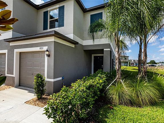 3rd image of 9721 Pembrooke Pines Dr