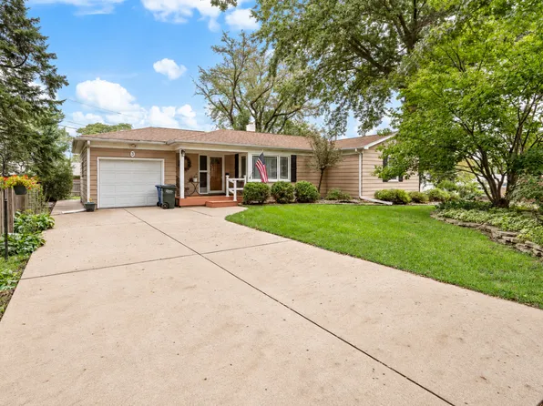 3 Hickory Grove Ct, Davenport, IA 52804