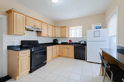7 bed, 2430 sqft, $6,870 — Photo 2